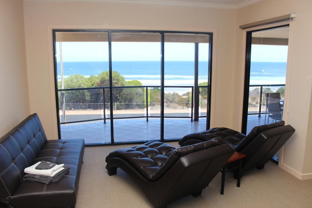 The Lighthouse - Beachfront Accommodation Port Hughes Room photo